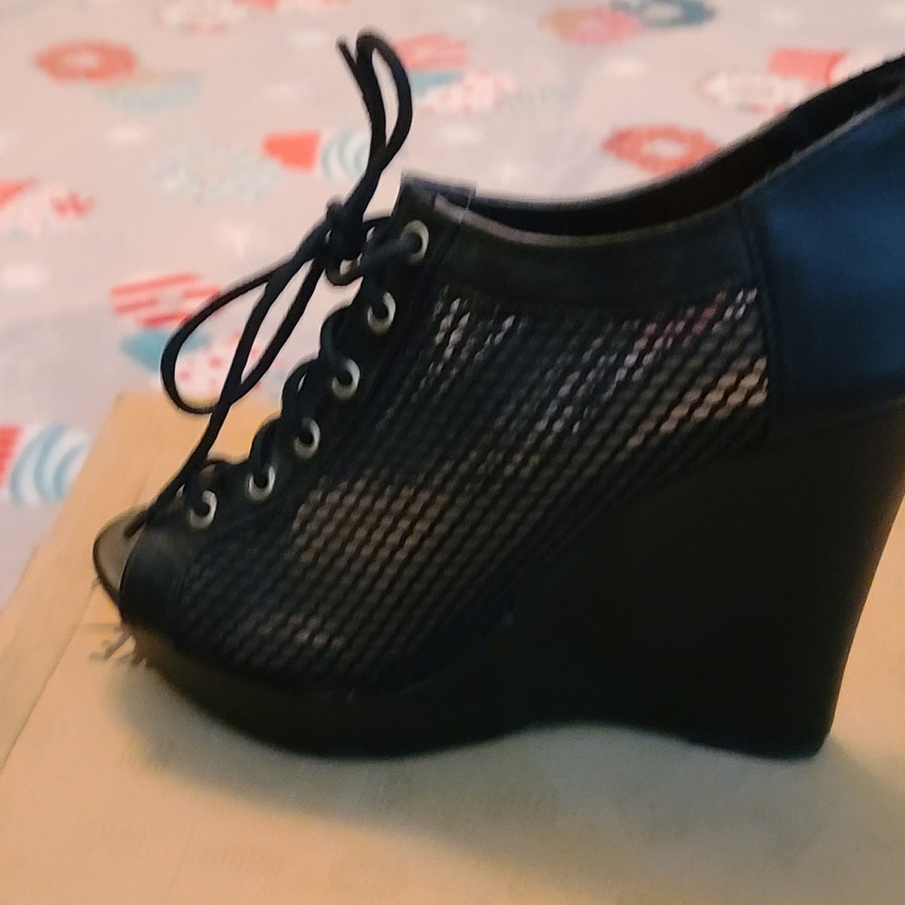Wo.ens wedge heels bkack size 7.5